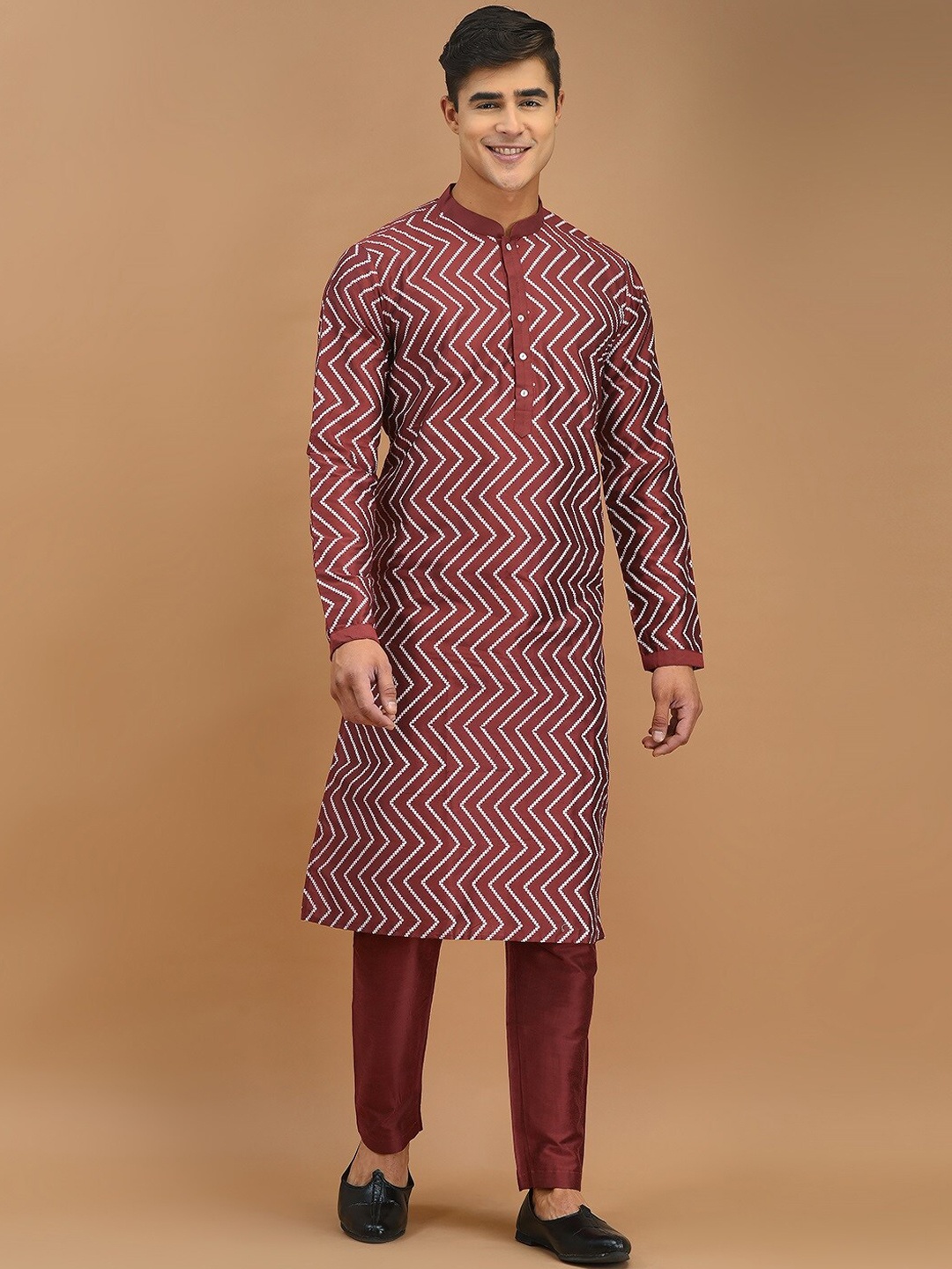 

DEYANN Mandarin Collar Chevron Printed Straight Kurta with Pyjamas, Maroon