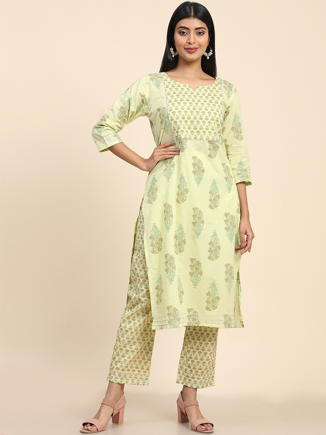 

AVANSHEE Floral Printed Gotta Patti Kurta With Trousers, Green