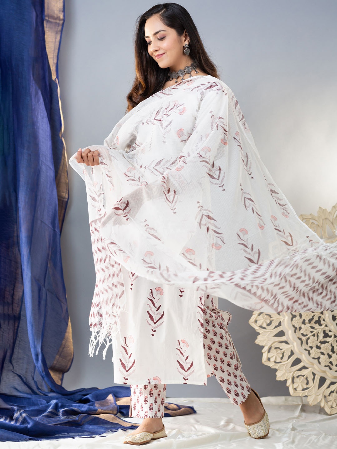 

AVANSHEE Floral Printed V Neck Kurta With Trousers & Dupatta, White