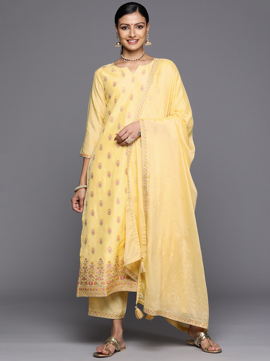 

Libas Floral Sweetheart Neck Zari Kurta With Trousers & Dupatta, Yellow