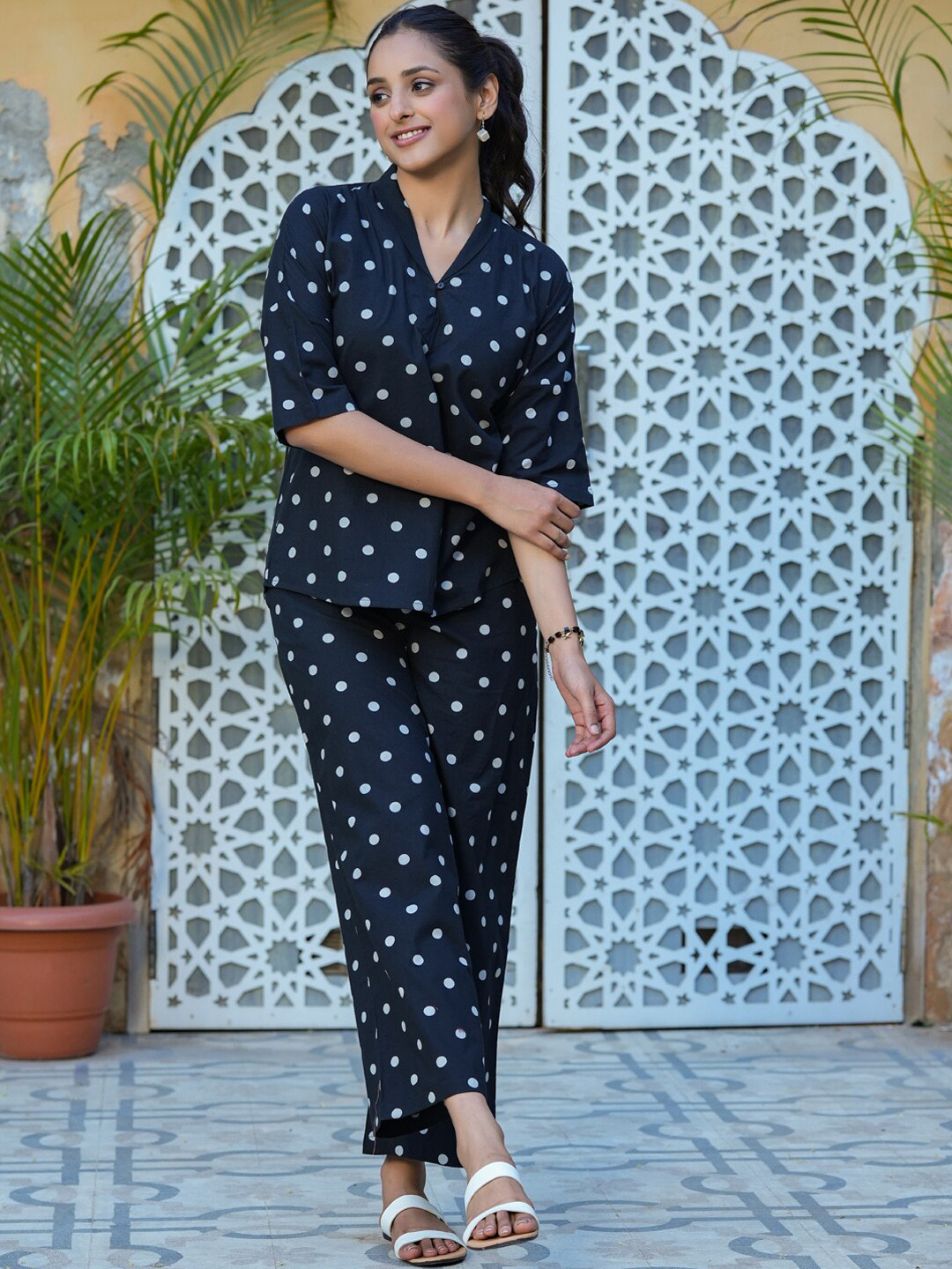 

SANSKRUTIHOMES Black & White Polka Dots Printed Pure Cotton Night Suit