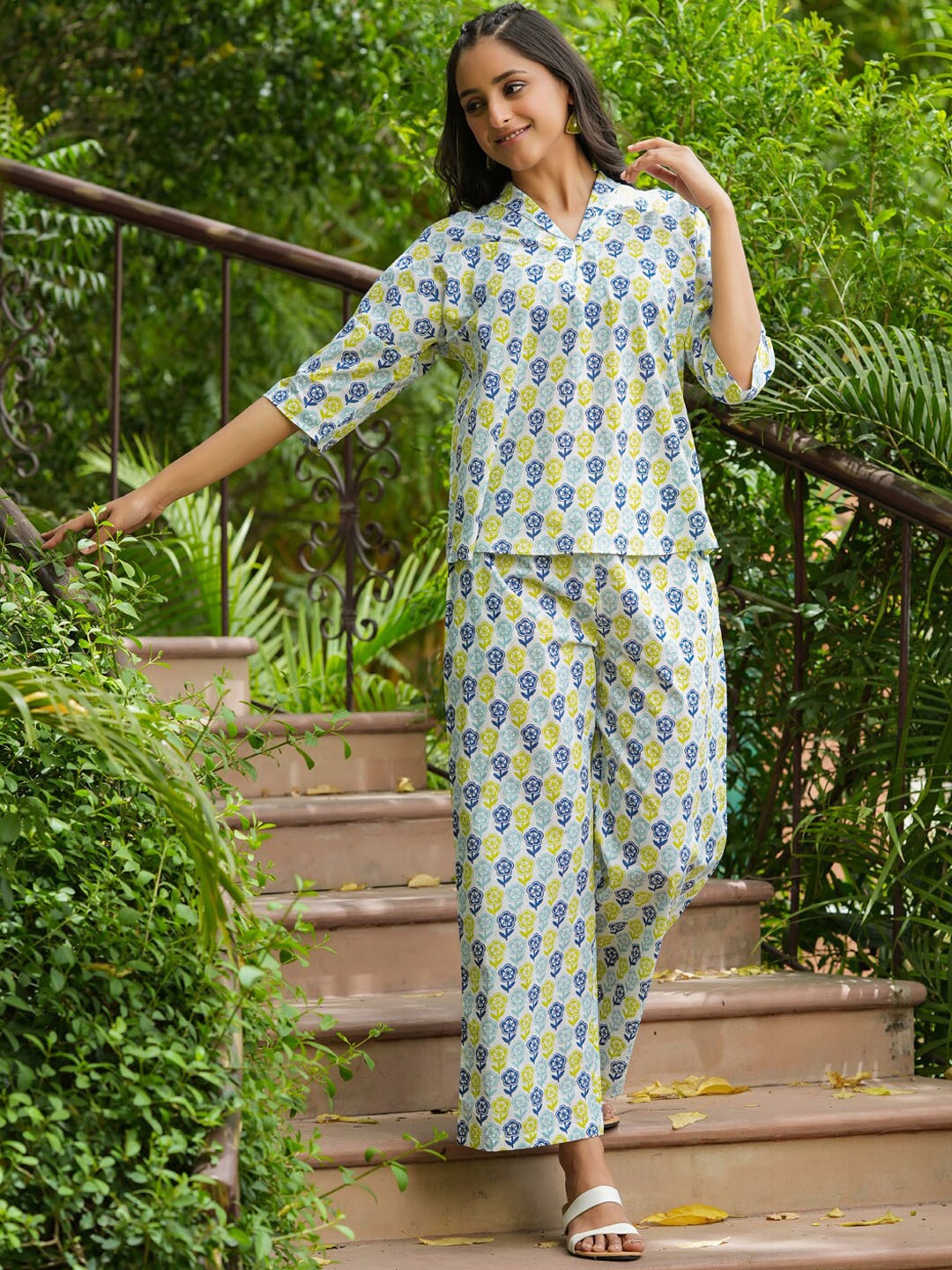 

SANSKRUTIHOMES Off White & Blue Ethnic Motifs Printed Pure Cotton Night Suit