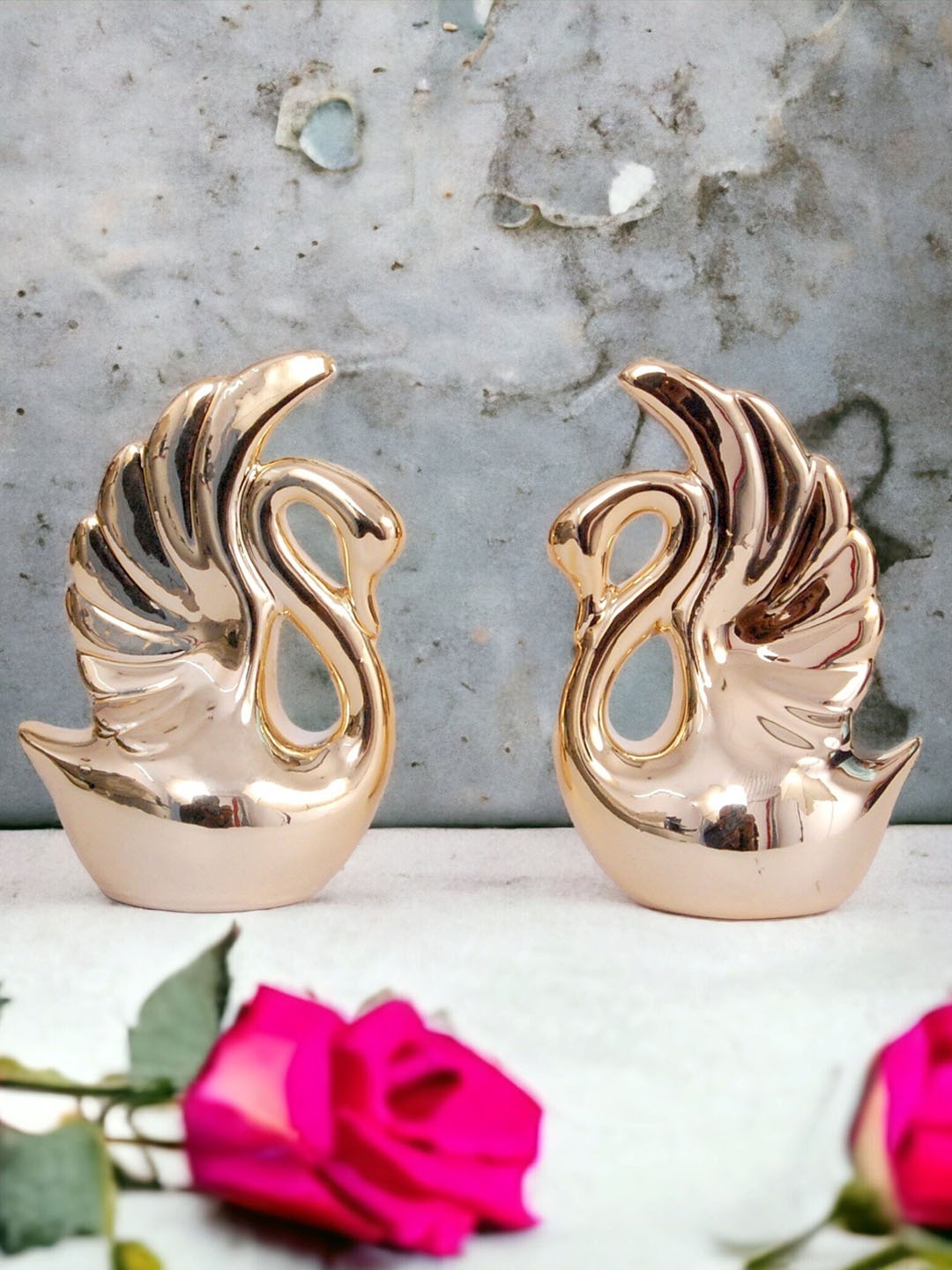 

CHOCOZONE Gold Toned 2 Pieces Love Couple Swan Ceramic Showpieces