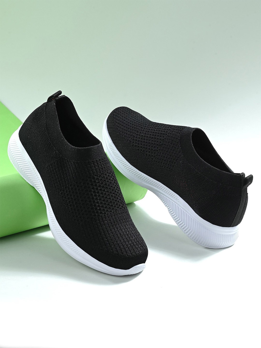 

Mast & Harbour Men Black & White Air Max Mesh Marking Running Shoes