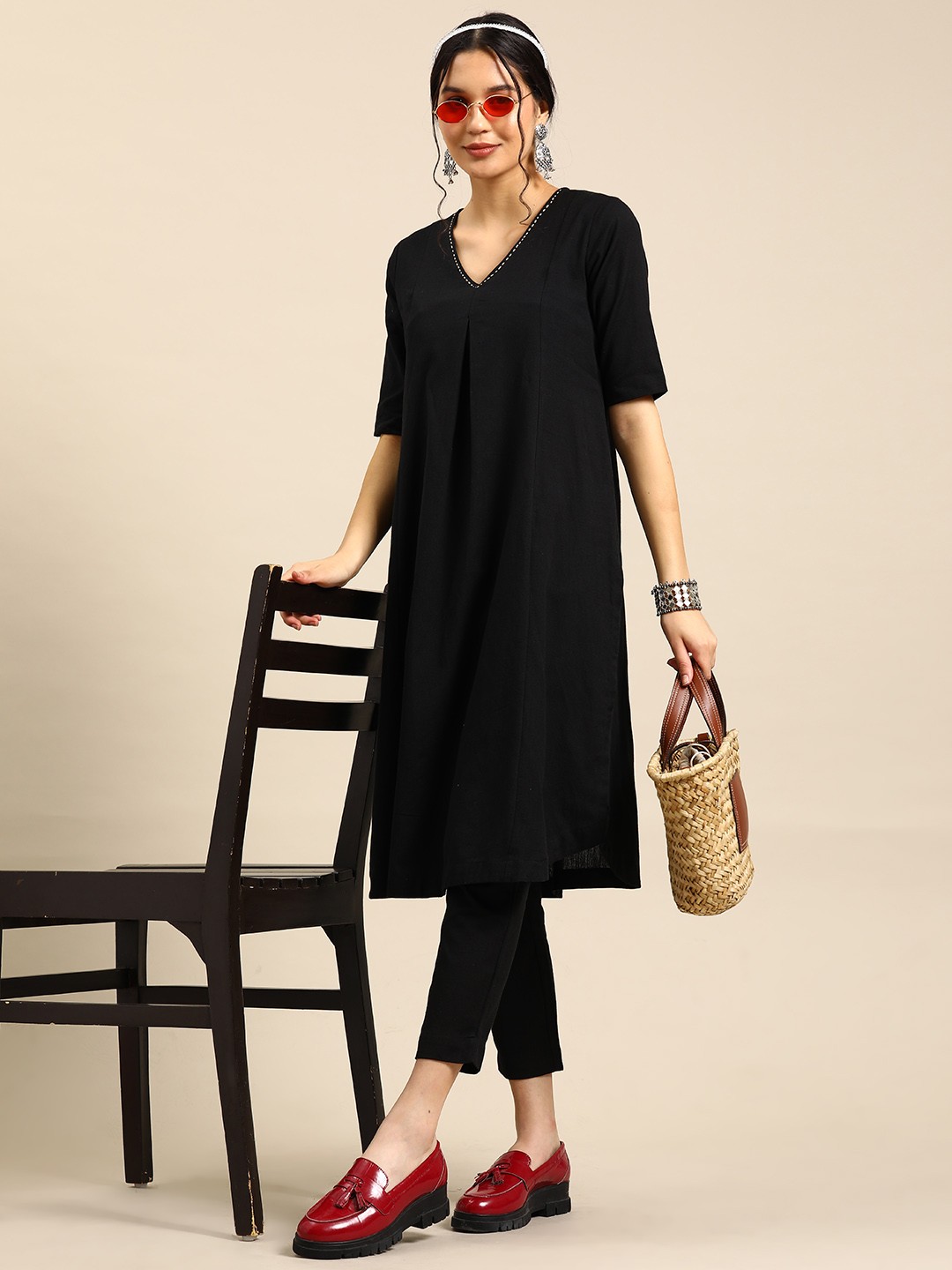 

Sangria Pleated Detail A-Line Kurta with Cropped Trousers, Black