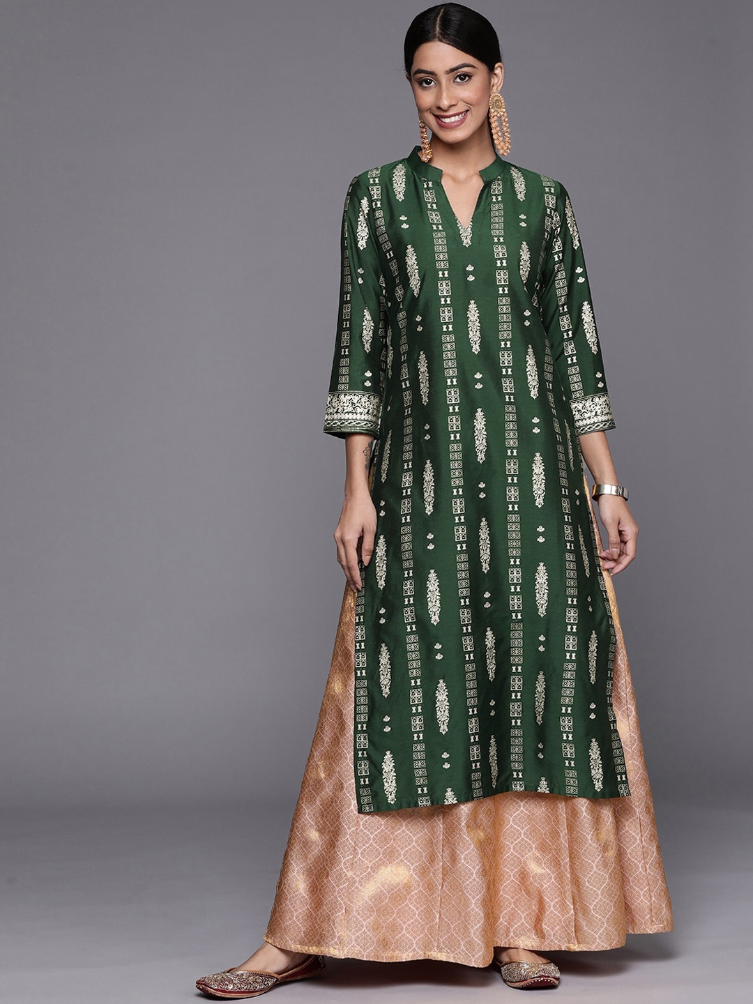 

Libas Green & Gold-Toned Mandarin Collar Ethnic Motifs Printed Straight Silk Kurta