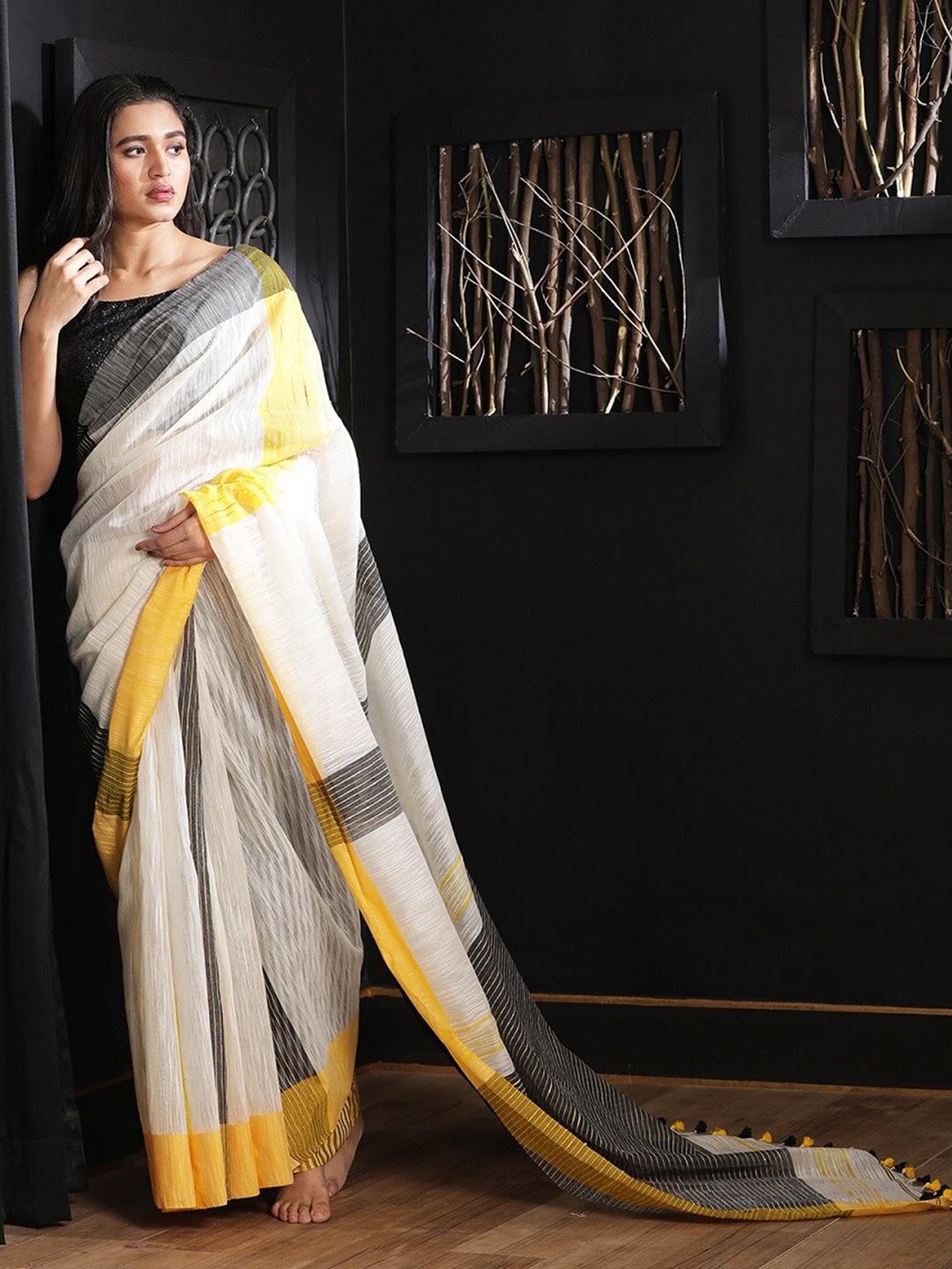 

SAJASAJO Striped Saree, Off white