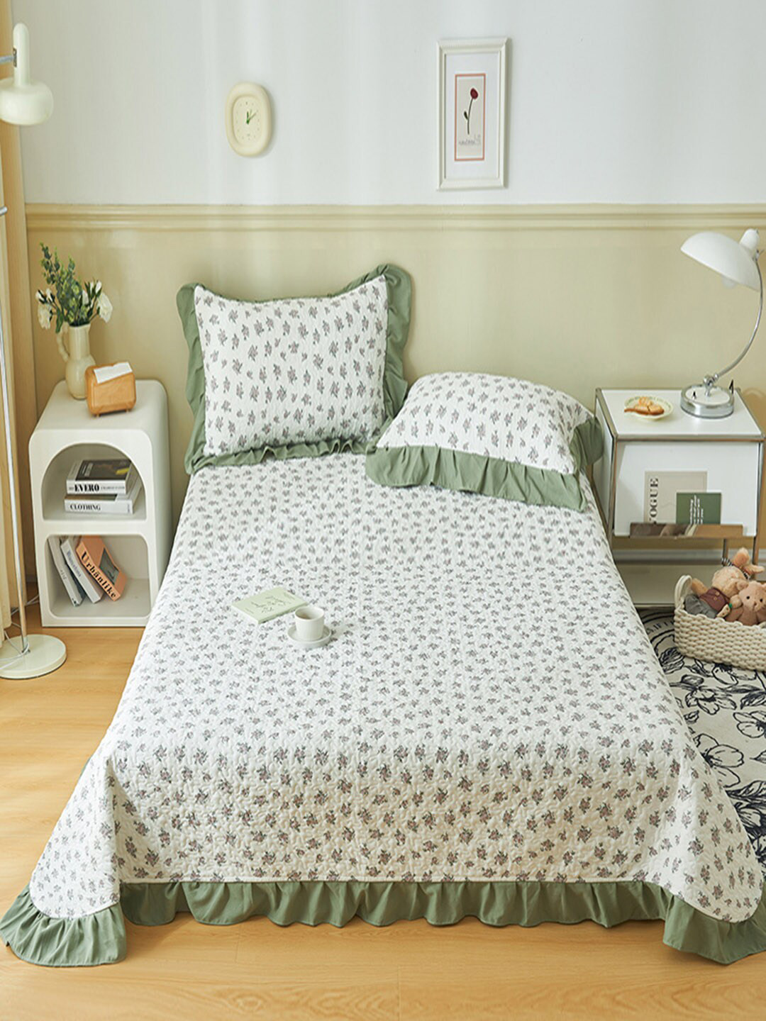 

JC Collection Green Printed 162 TC Double King Bed Cover & 2 Pillow Covers