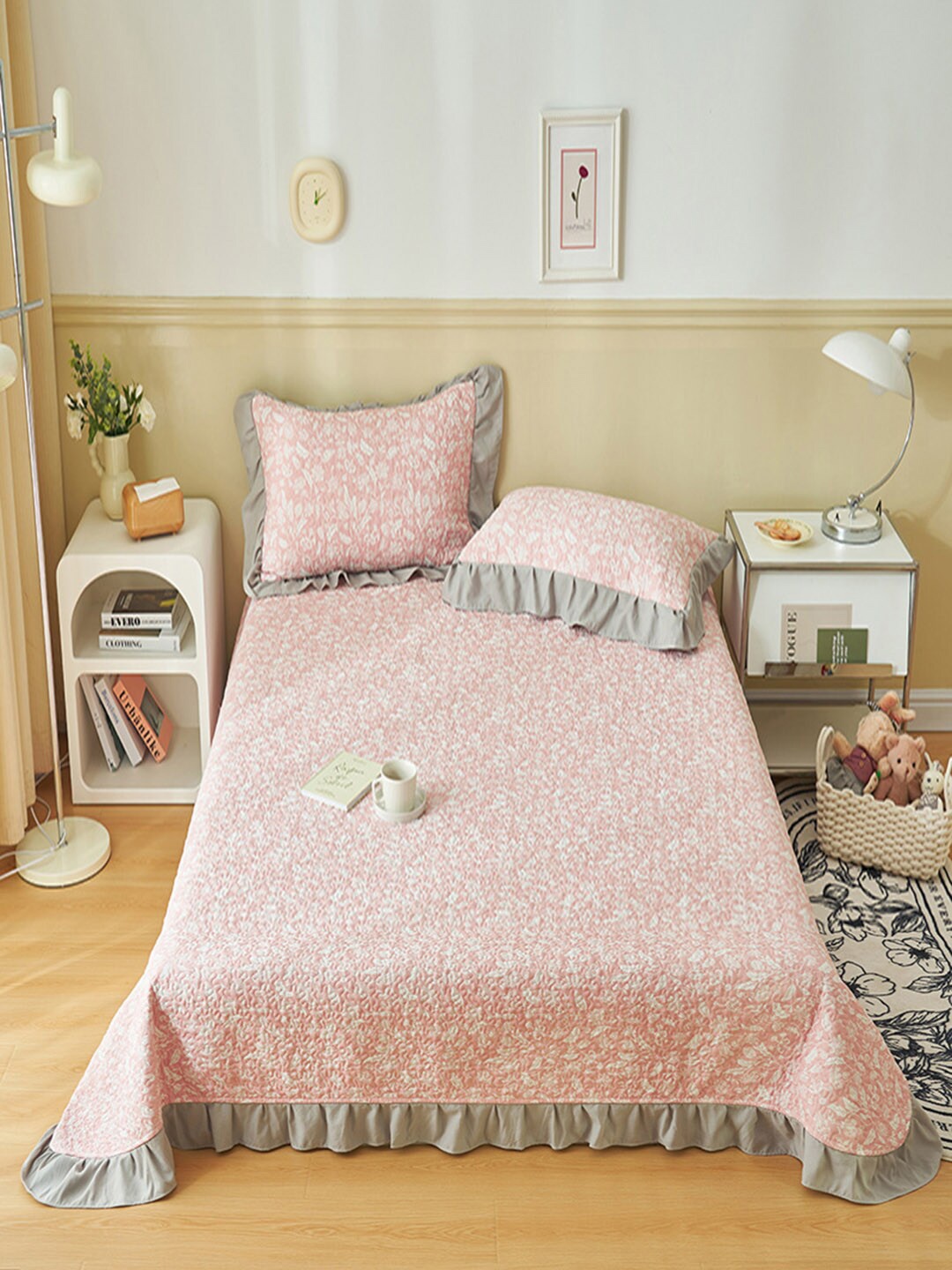 

JC Collection Pink & White Printed 162 TC Single Bed Cover With 2 Pillow Covers