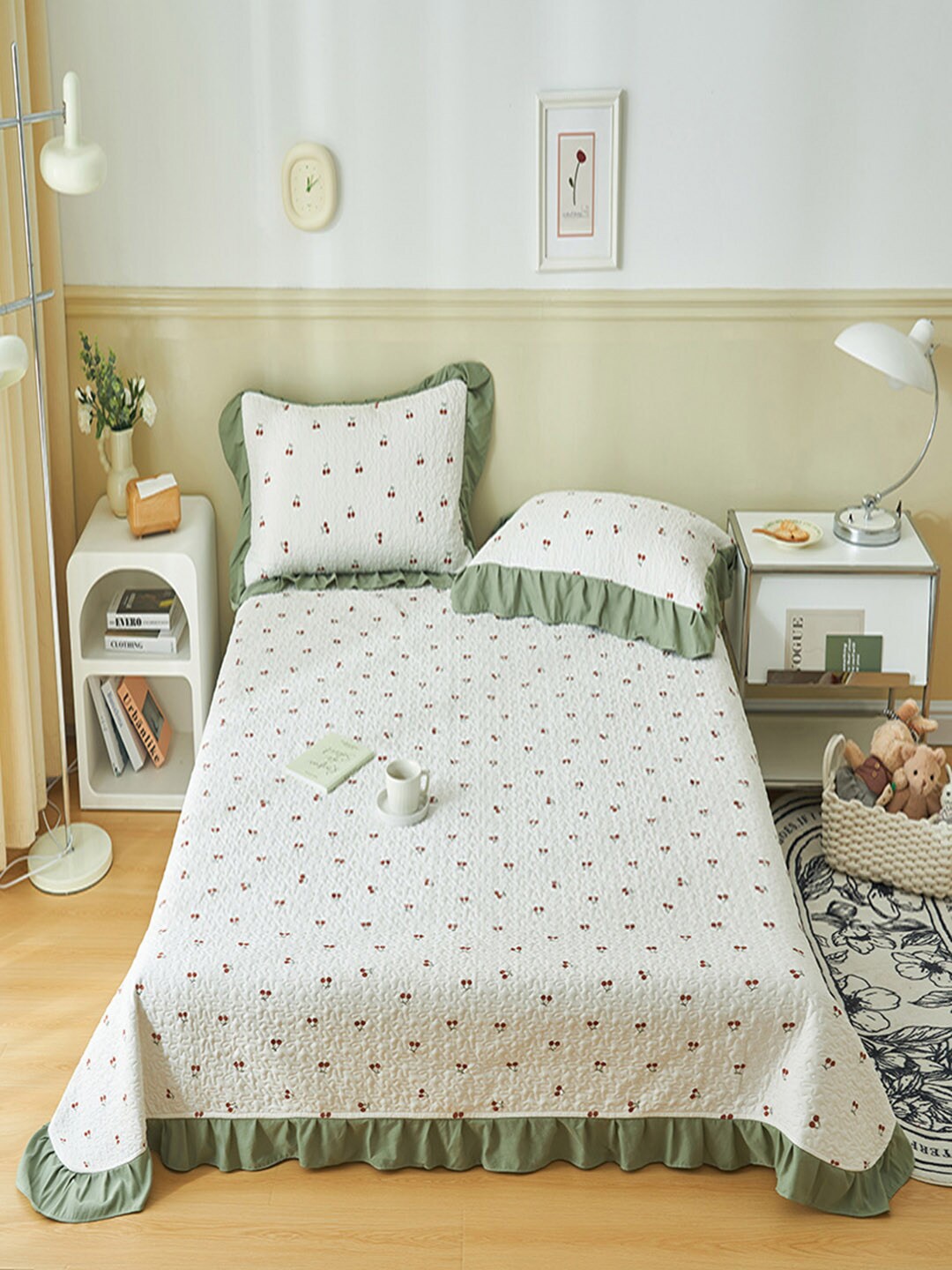 

JC Collection Green & White Printed Double Queen Bed Cover With 2 Pillow Covers