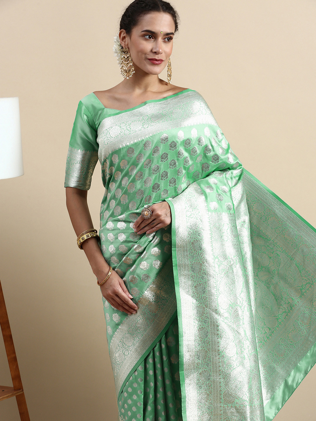 

Lilots Ethnic Motifs Woven Design Banarasi Saree with Blouse Piece, Green
