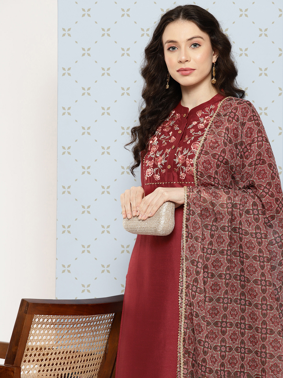 

Janasya Women Floral Embroidered Regular Thread Work Silk Crepe Kurta Set, Maroon