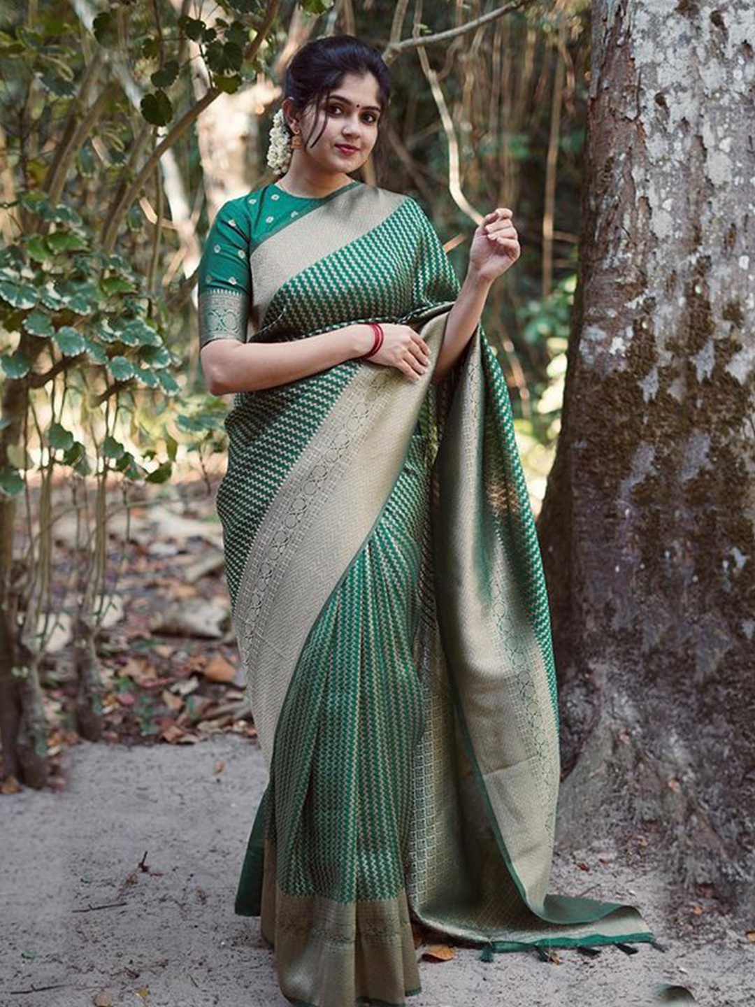 

MORLY Ethnic Woven Design Zari Kanjeevaram Saree, Green