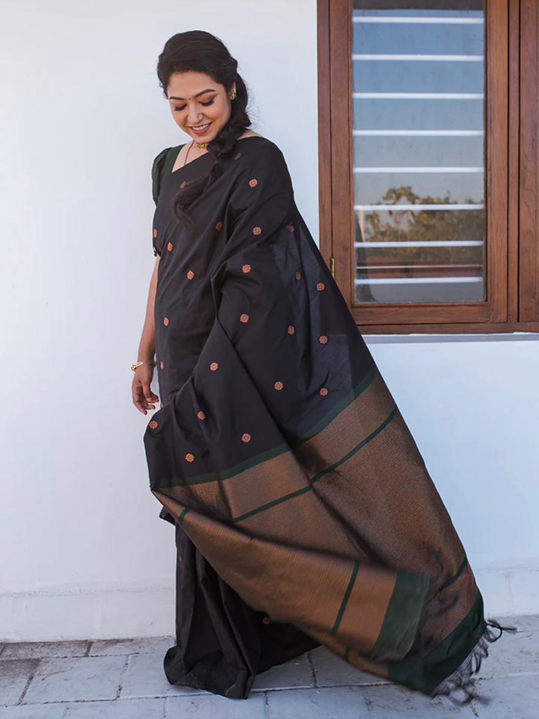 

MORLY Ethnic Woven Design Zari Kanjeevaram Saree, Black