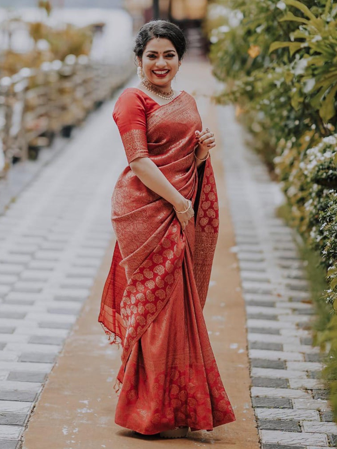 

MORLY Ethnic Woven Design Zari Kanjeevaram Saree, Red