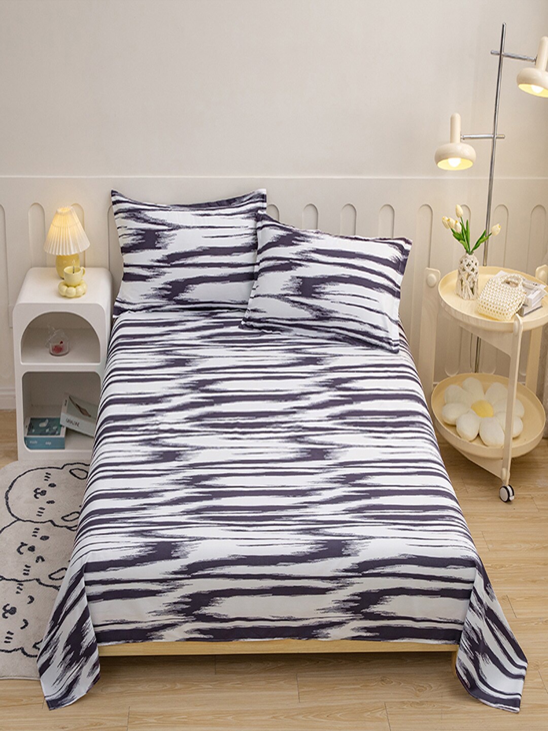 

JC HOME White & Navy Blue 140 TC Queen Bedsheet With 2 Pillow Covers