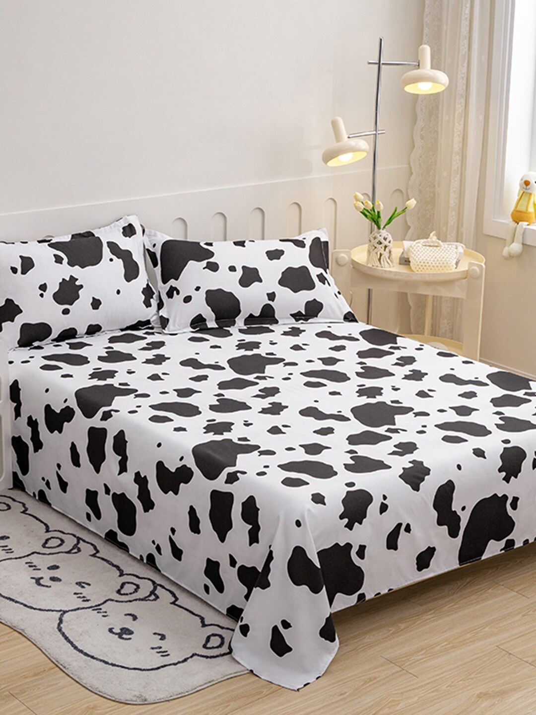 

JC HOME White & Black Abstract 140 TC Queen Bedsheet With 2 Pillow Covers