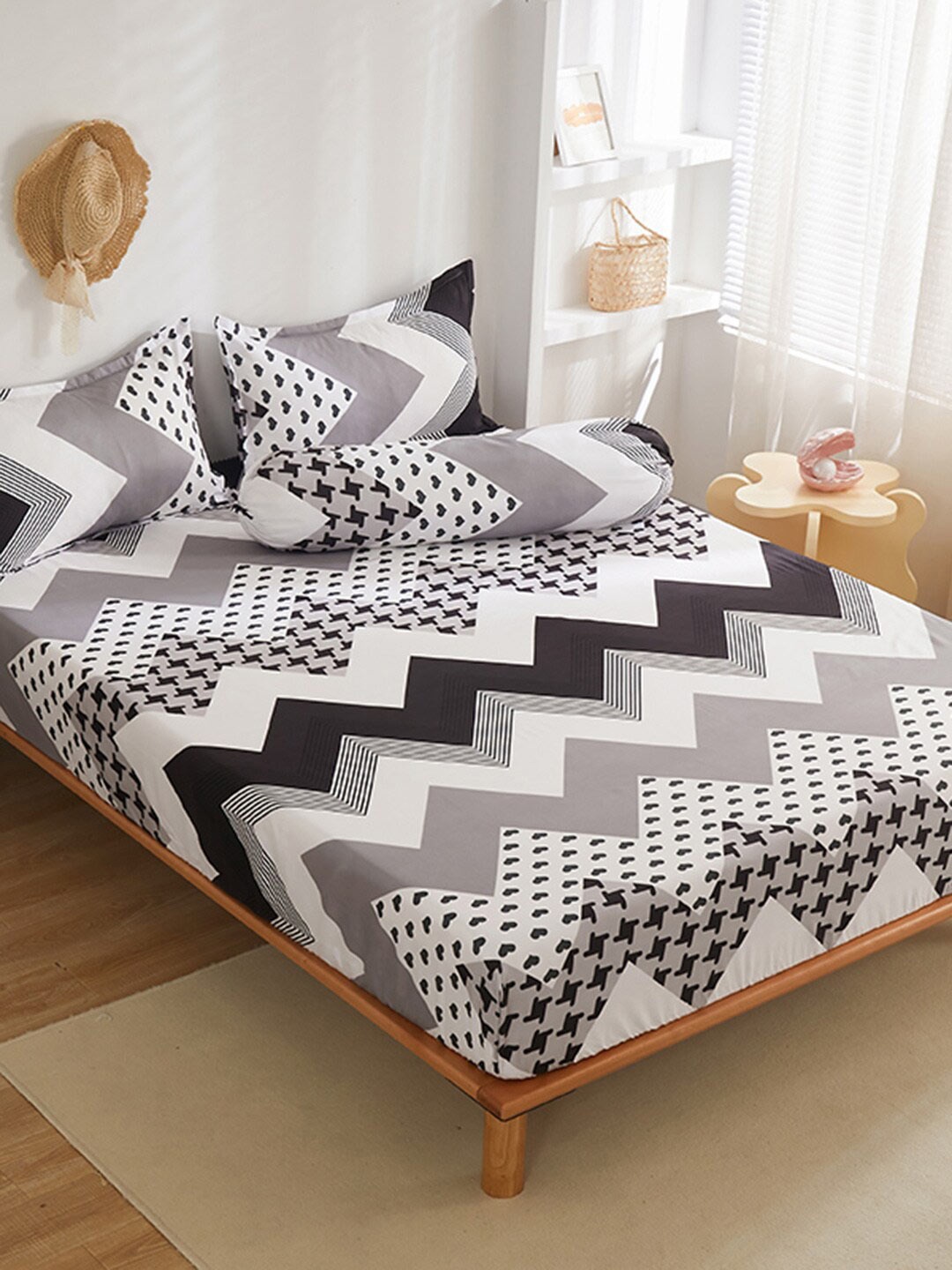 

JC HOME White & Black Geometric 150 TC Fitted King Bedsheet With 2 Pillow Covers