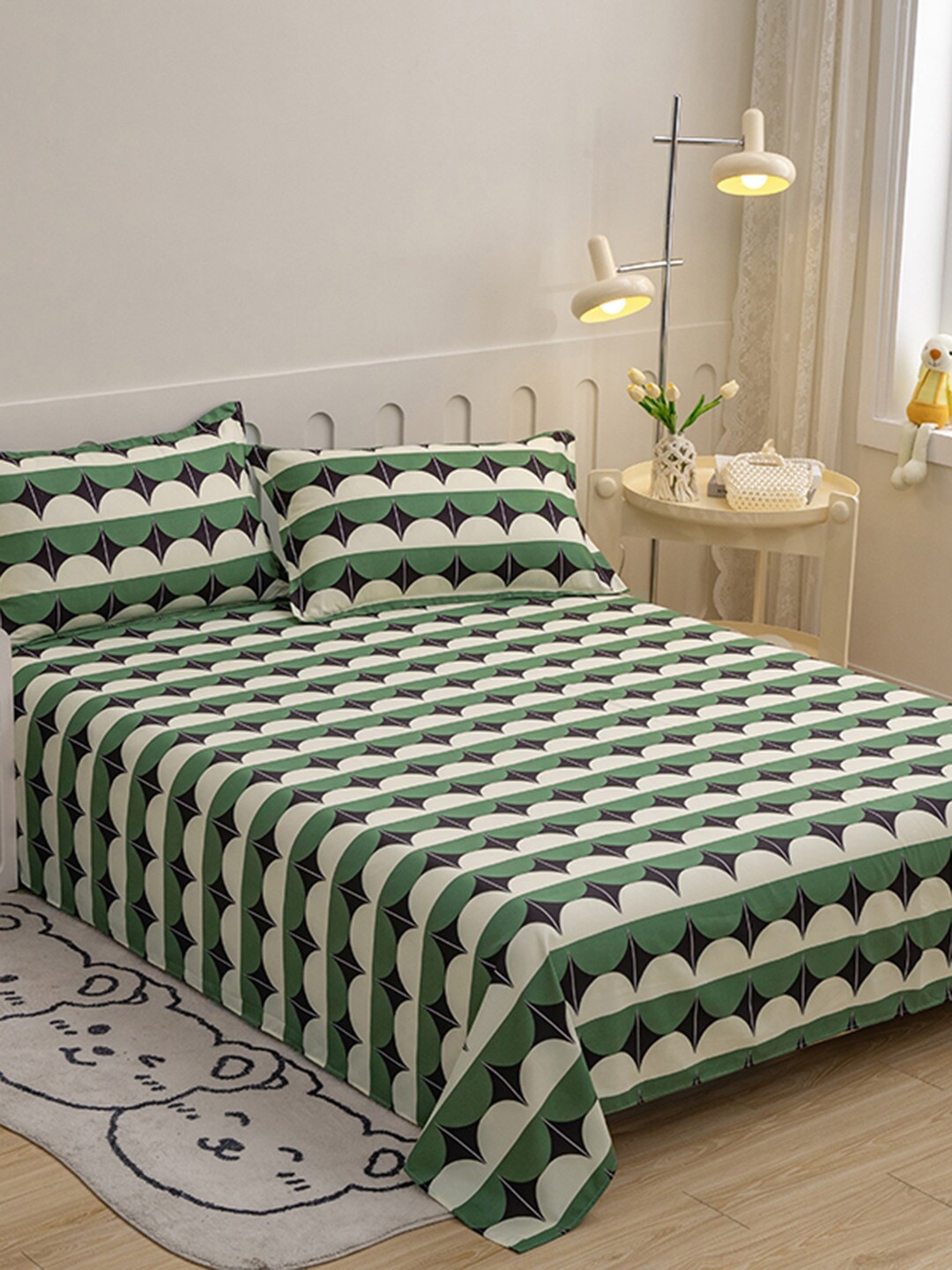 

JC HOME Green & Black Geometric 140 TC Queen Bedsheet with 2 Pillow Covers