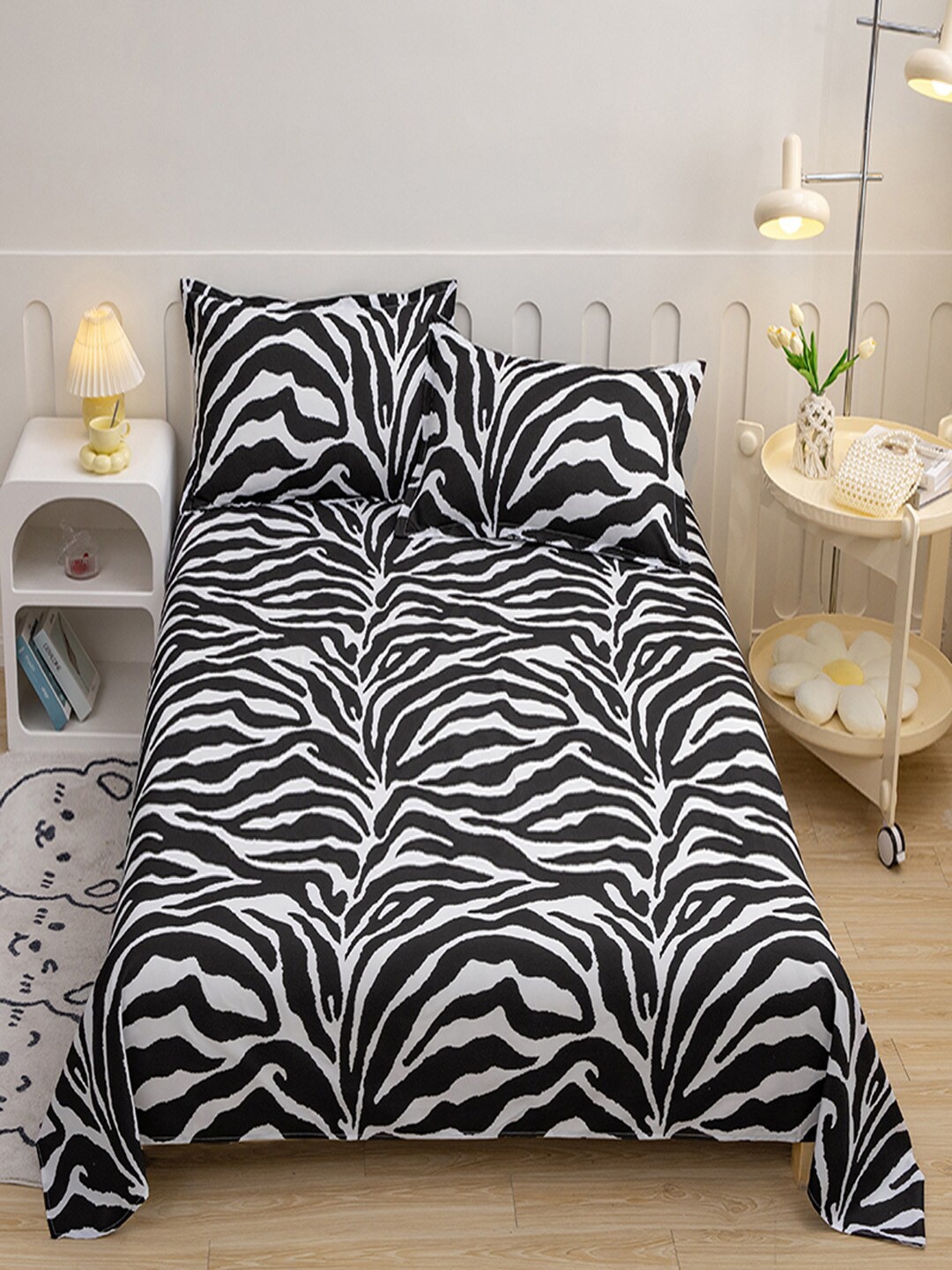 

JC HOME Black & White 140 TC King Bedsheet with 2 Pillow Covers