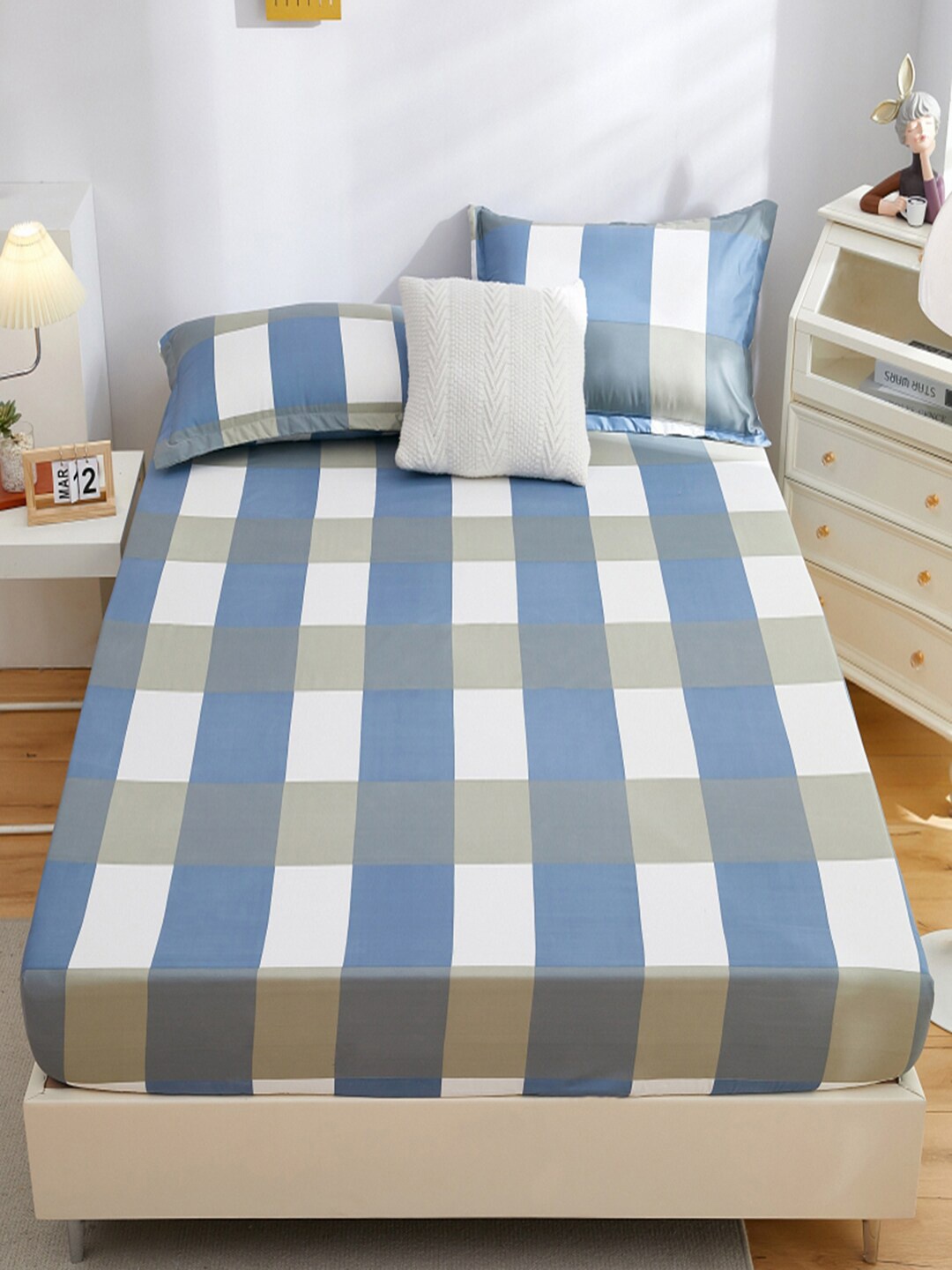 

JC HOME Blue & White Geometric 160 TC Fitted King Bedsheet with 2 Pillow Covers