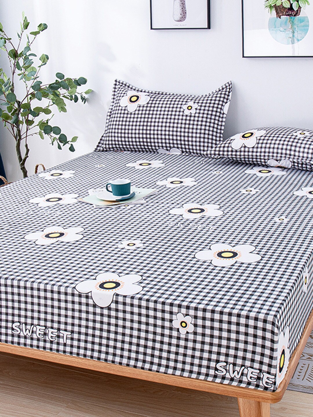 

JC Collection Black & White Geometric 150 TC Fitted King Bedsheet With 2 Pillow Covers