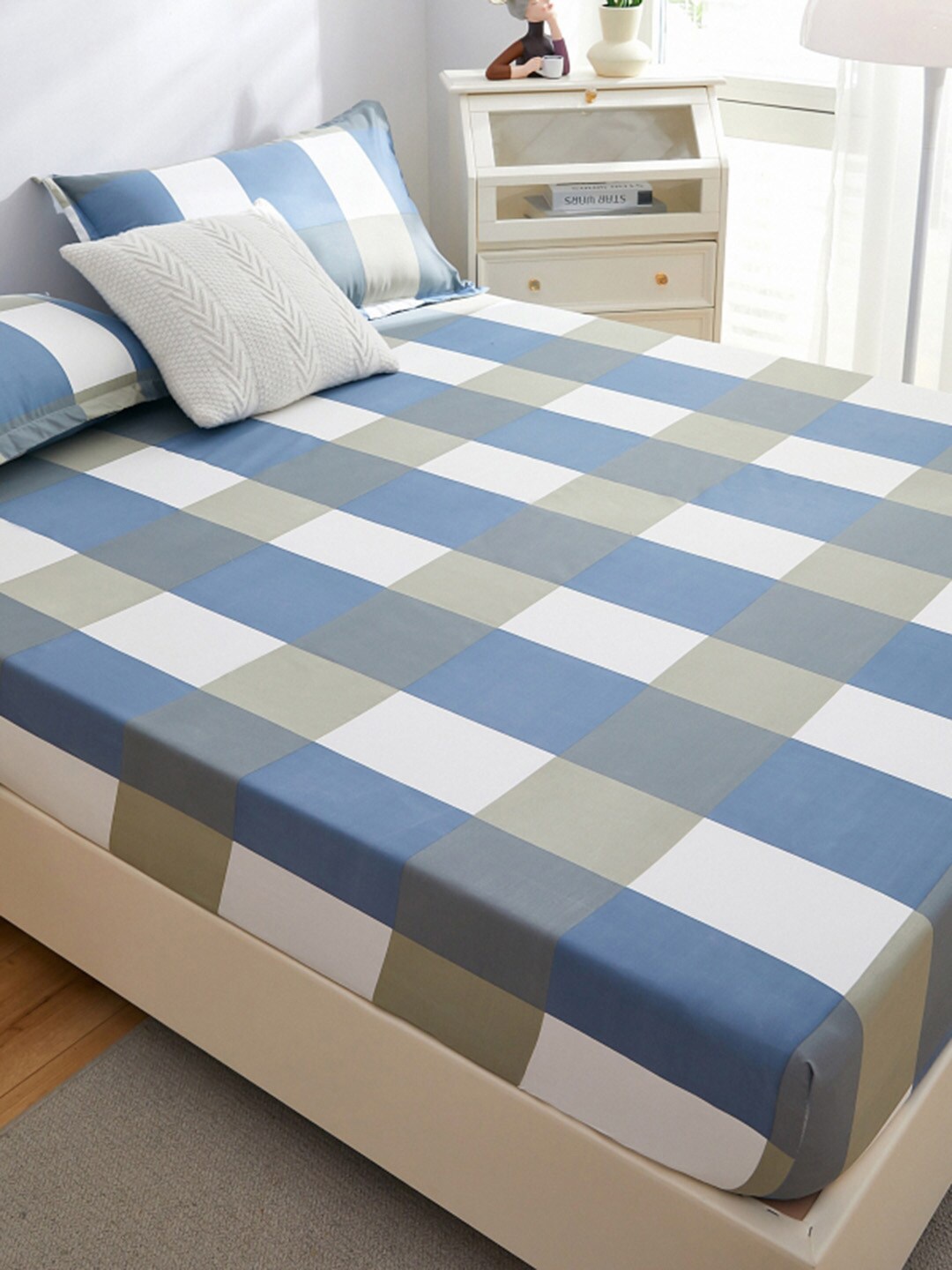 

JC HOME White & Blue Geometric Printed 160 TC Fitted King Bedsheet & 2 Pillow Covers