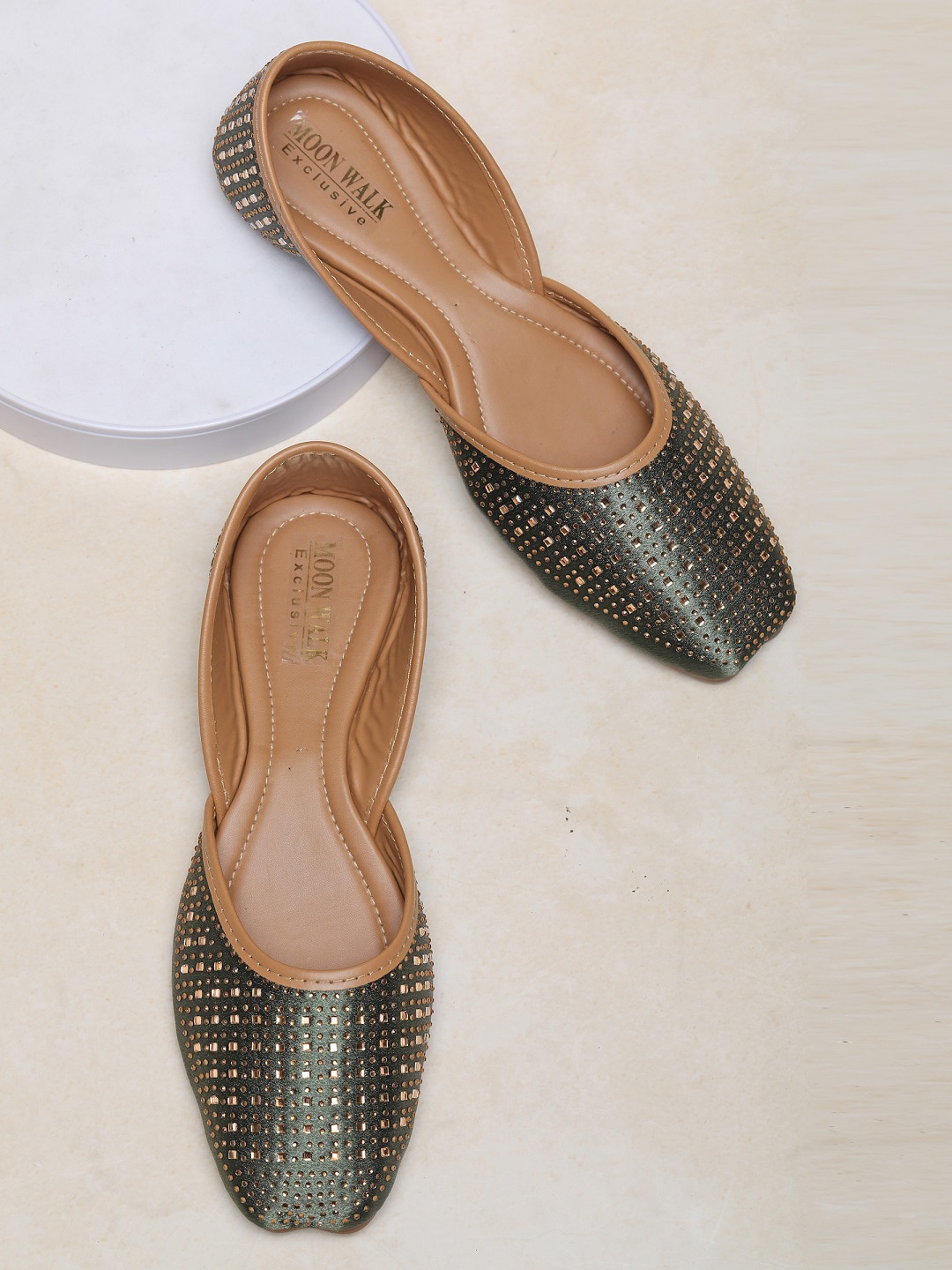 

Moonwalk Women Embellished Slip-On Mojaris, Green