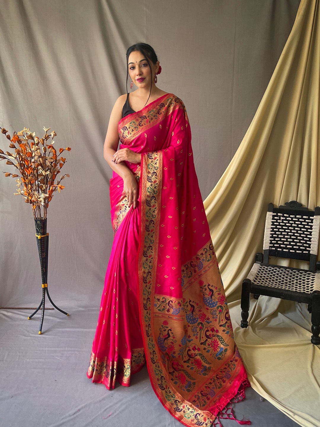 

Mitera Pink & Gold-Toned Ethnic Motif Woven Design Zari Paithani Saree