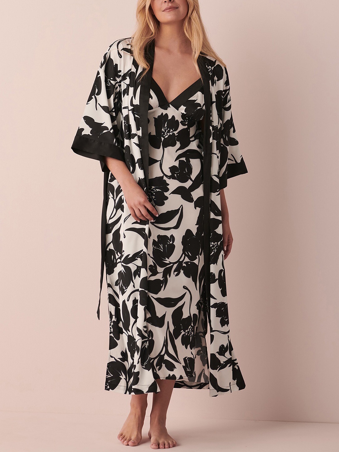

La Vie en Rose Floral Printed Satin Robe, Black