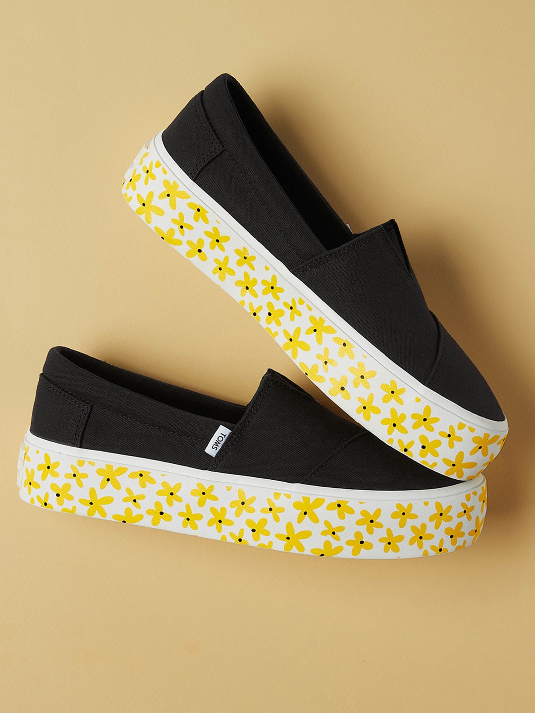 

TOMS Women Platforms Printed Lightweight Canvas Contrast Sole Slip-On Sneakers, Black