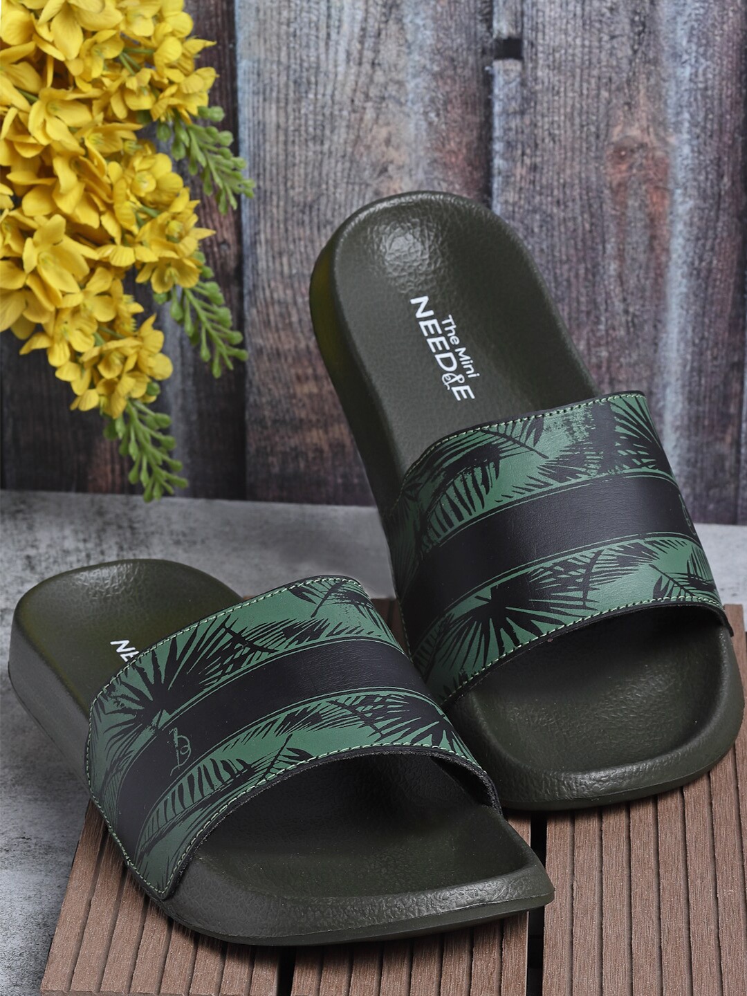 

The Mini NEEDLE Men Comfortable Printed Sliders, Black