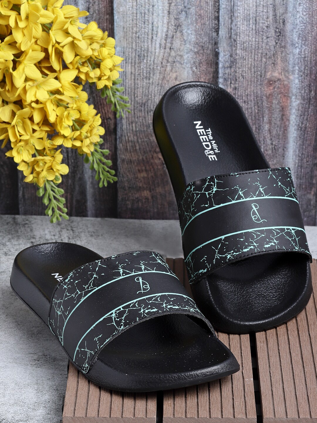 

The Mini NEEDLE Men Comfortable Printed Sliders, Black