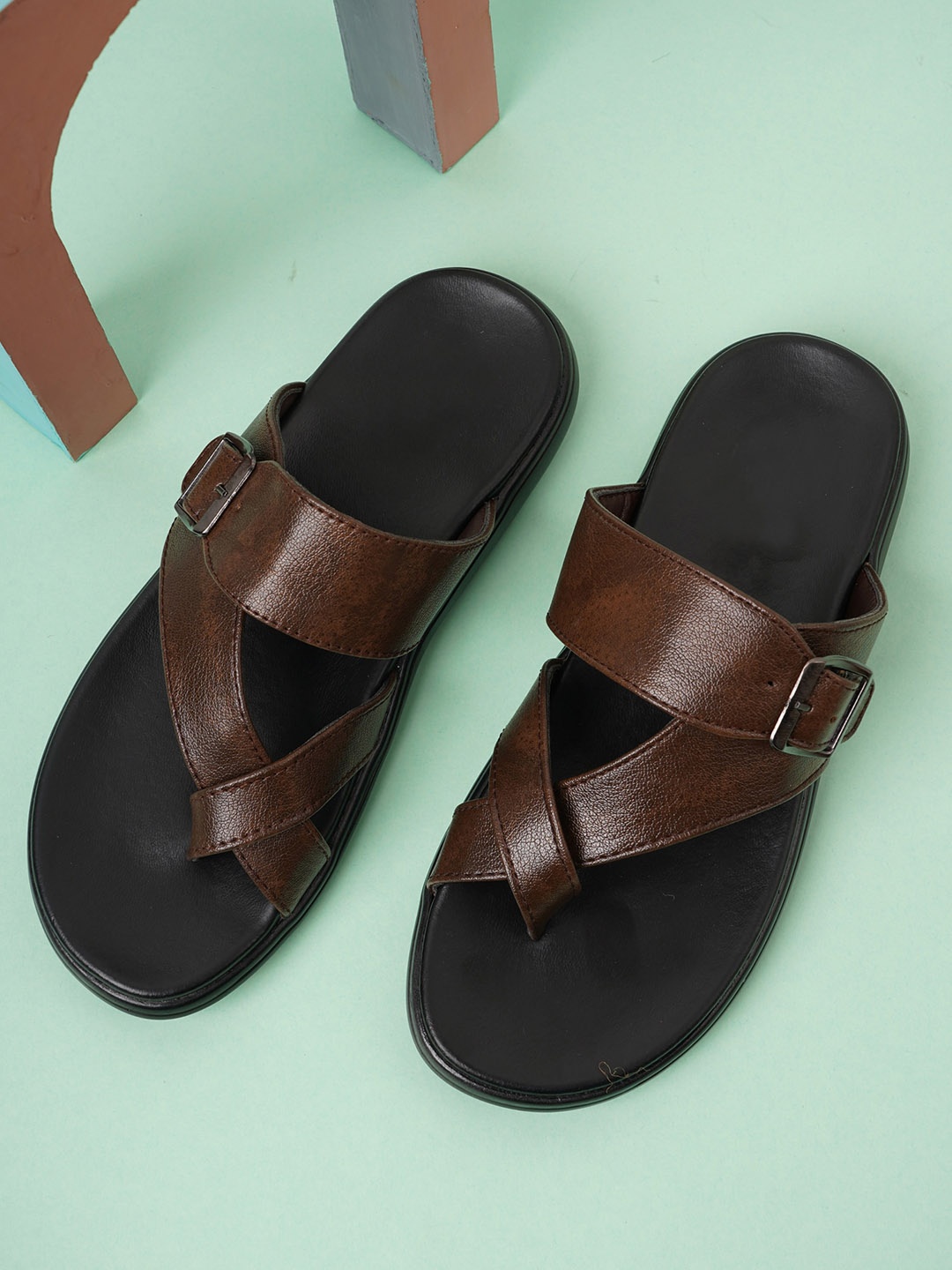 

SAPATOS Men Textured One Toe Comfort Sandals, Brown
