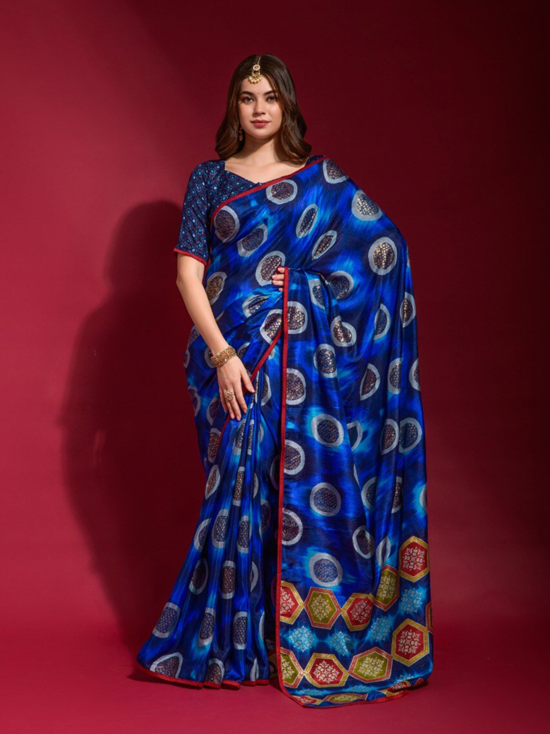 

VEERAX Geometric Printed Art Silk Saree With Blouse Piece, Blue