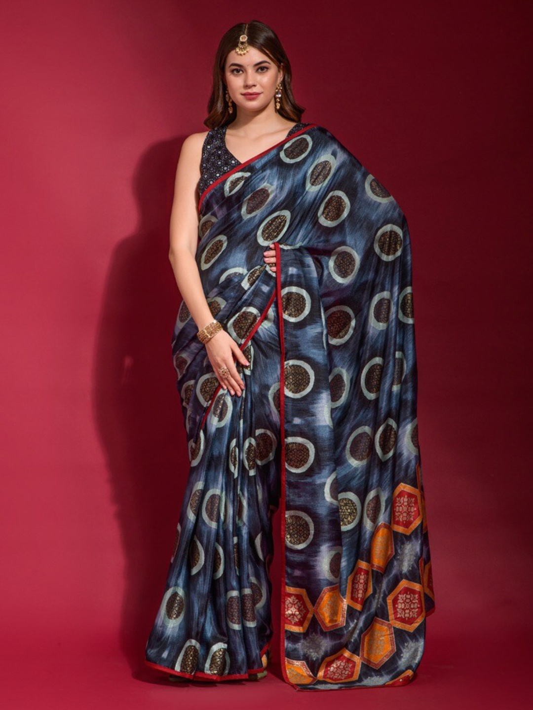 

VEERAX Geometric Printed Art Silk Saree With Blouse Piece, Navy blue