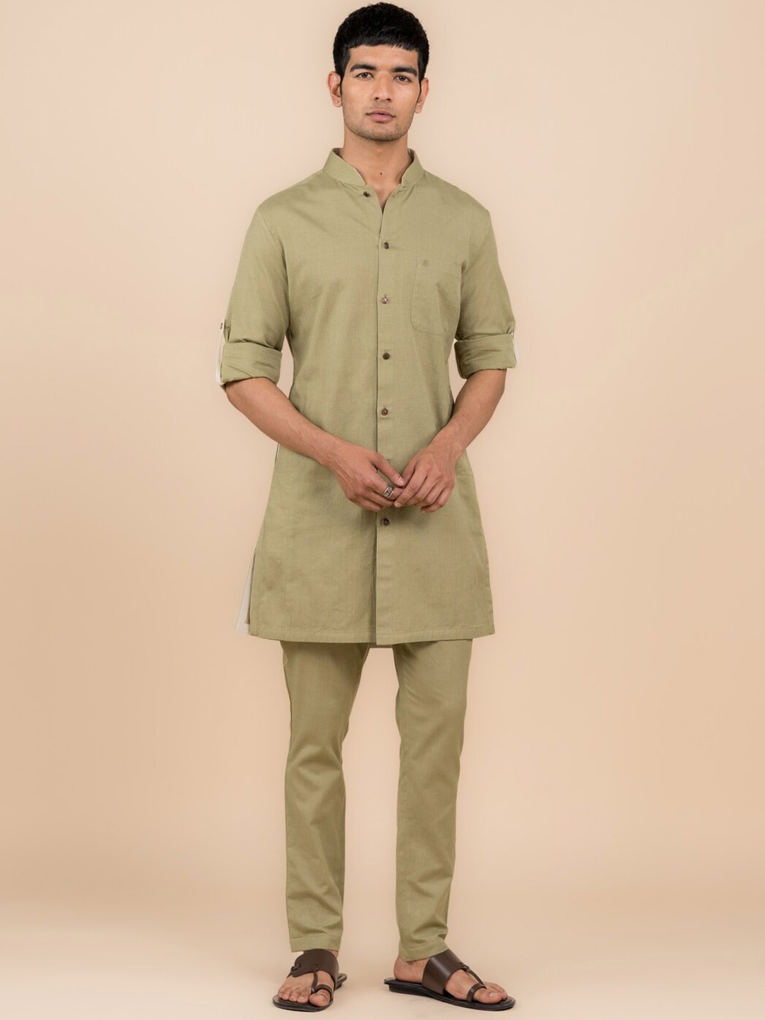 

Tasva Mandarin Collar Roll Up Sleeves Regular Kurta with Trousers, Olive