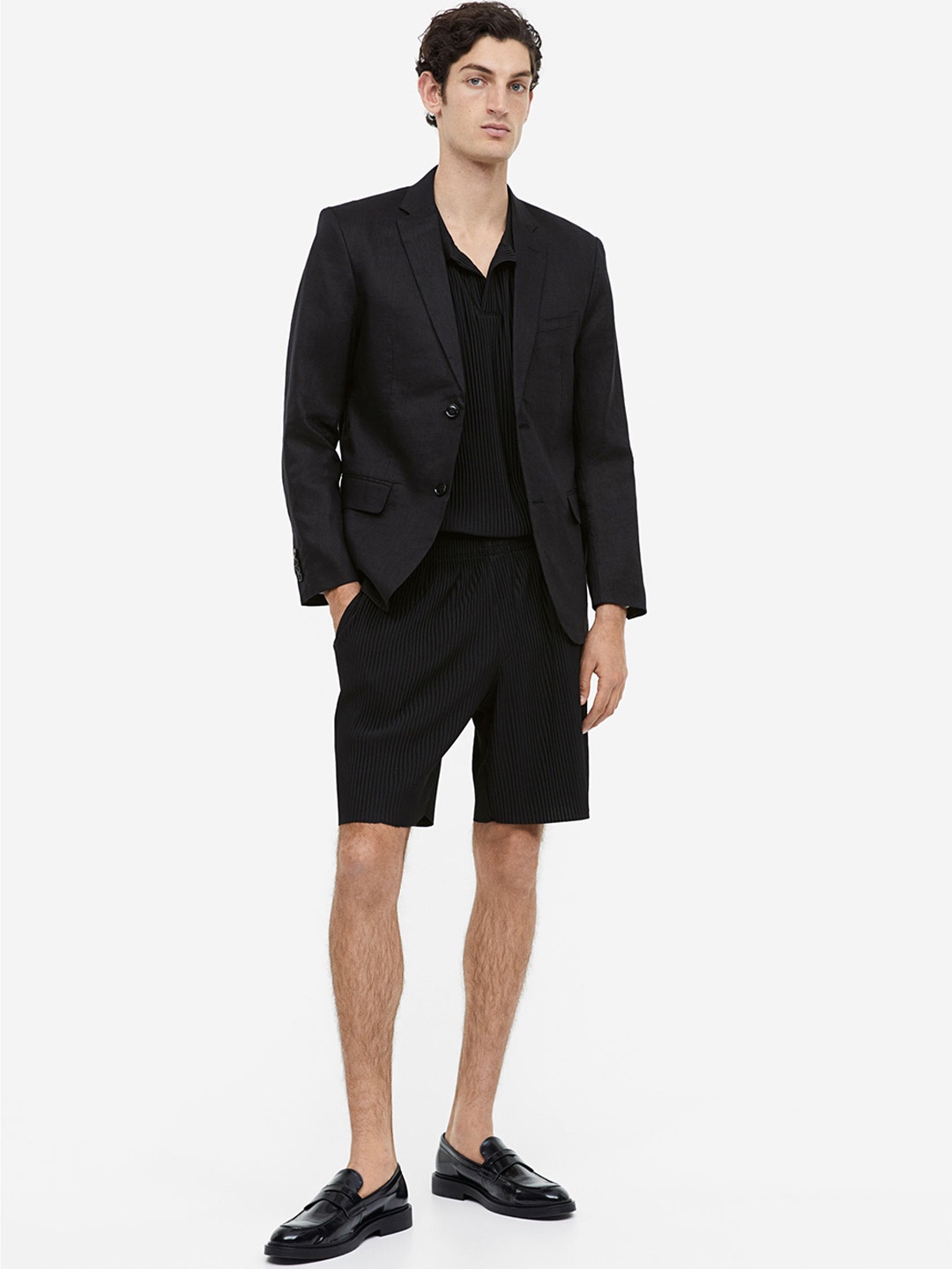 

H&M Men Regular Fit Pleated Shorts, Black