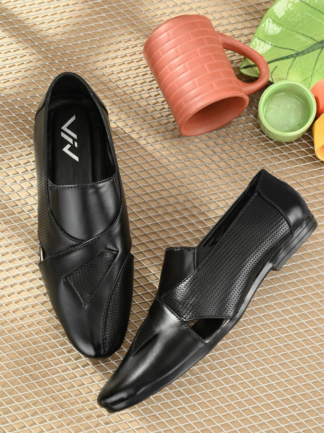 

VIV Men Textured Shoe-Style Sandals, Black