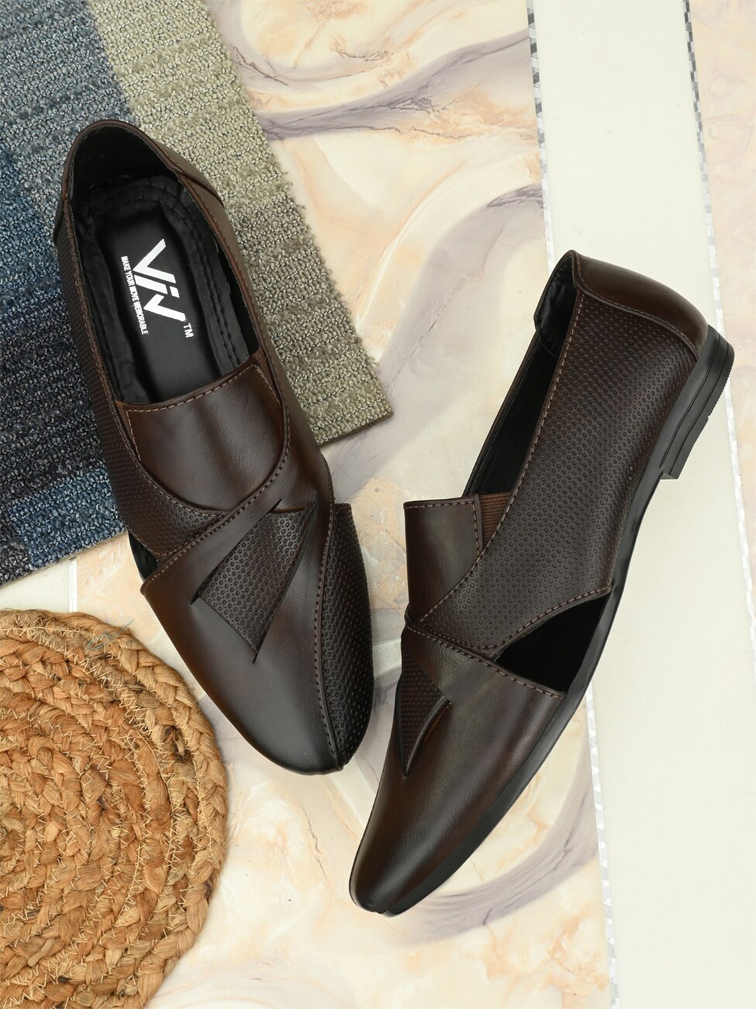

VIV Men Textured Shoe-Style Sandals, Brown