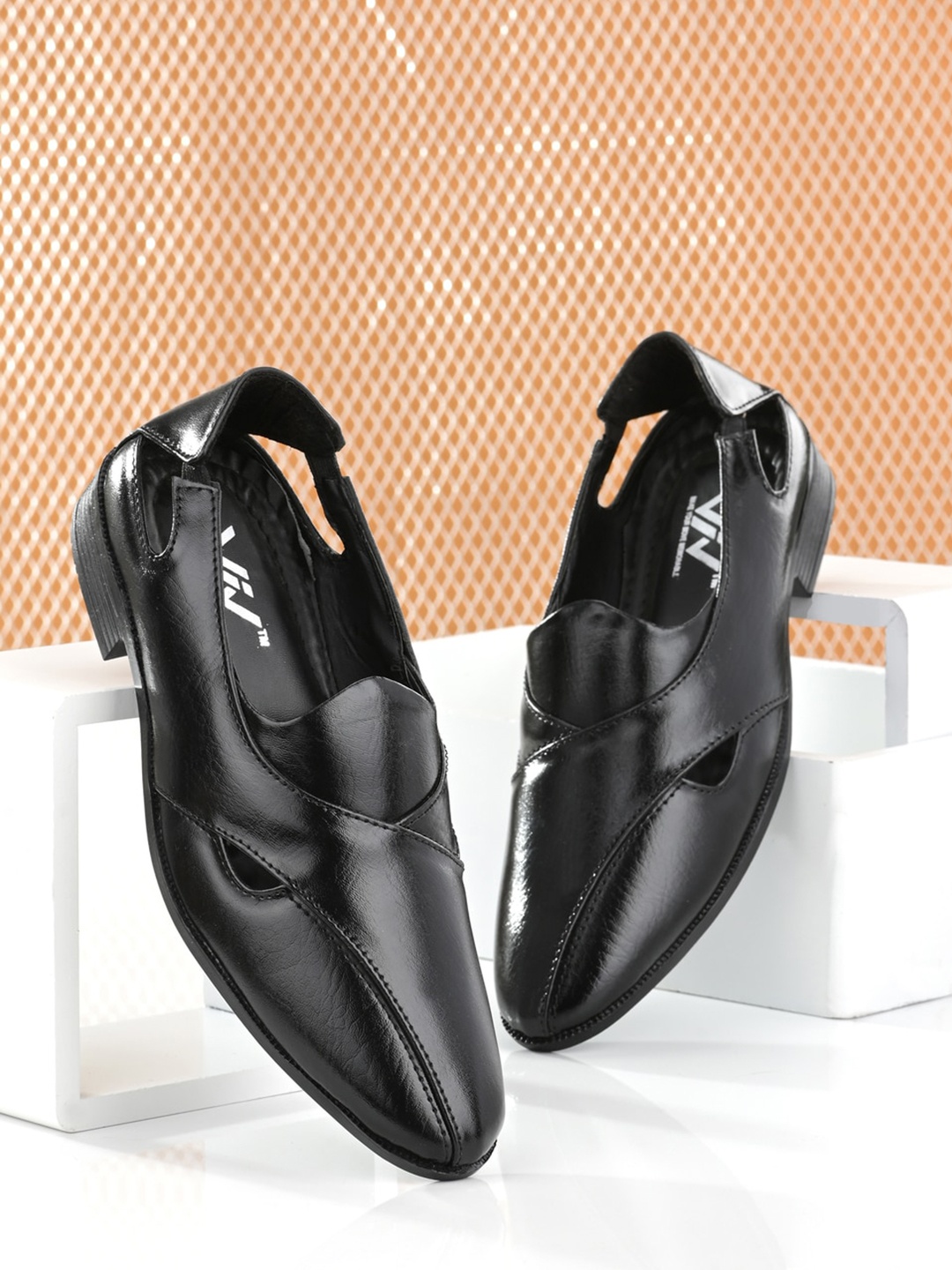 

VIV Men Textured Shoe-Style Sandals, Black