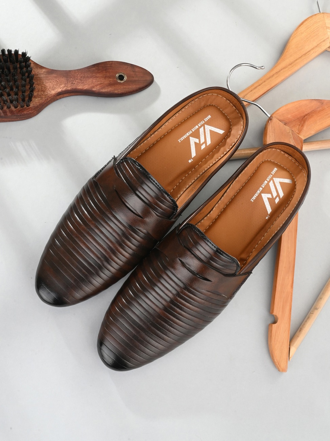 

VIV Men Textured Padded Insole Basics Mules, Brown