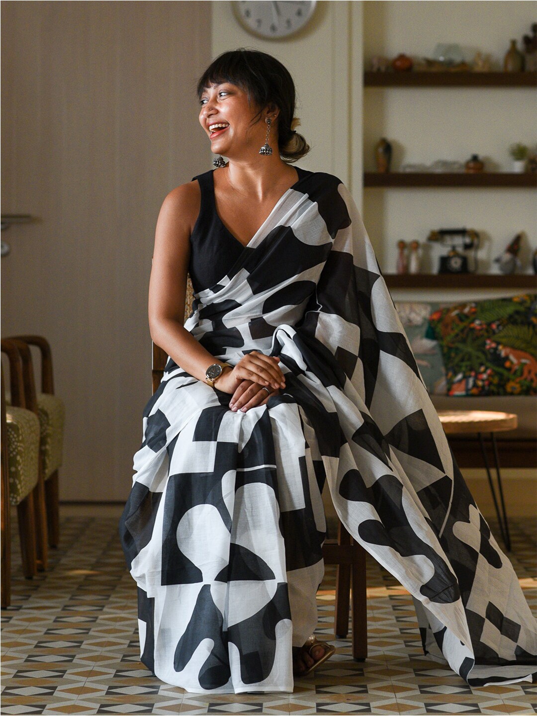 

Suta Black & White Geometric Printed Pure Cotton Saree