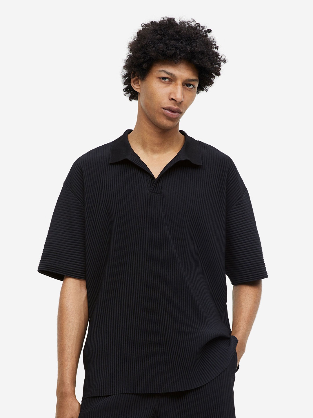 

H&M Men Relaxed Fit Pleated Polo Shirt, Black