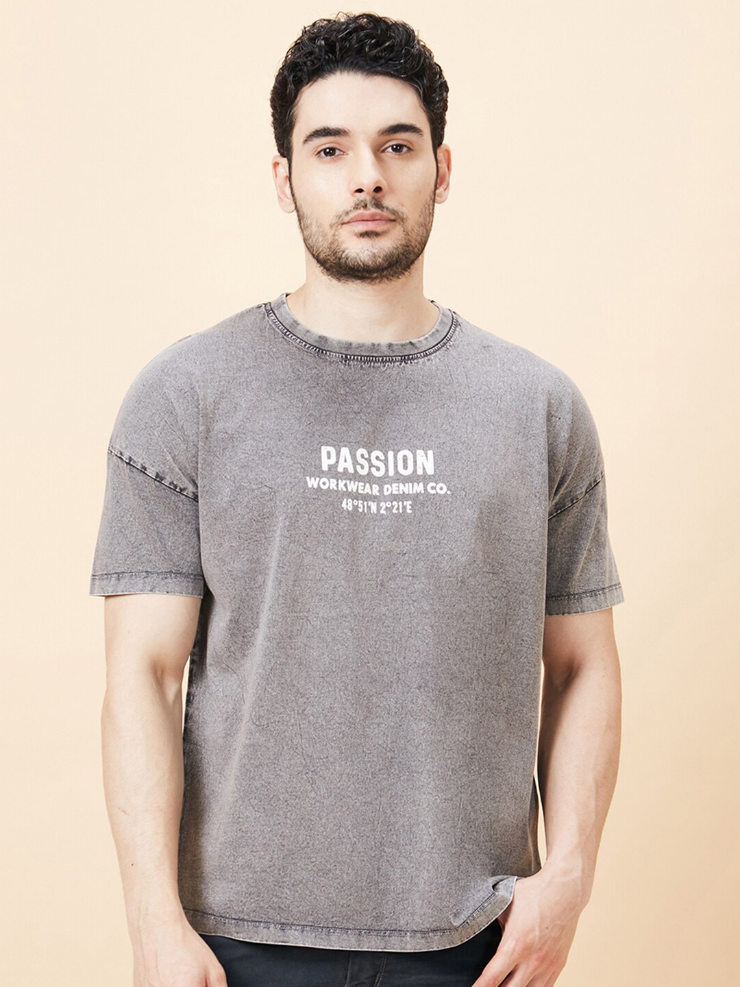 

Globus Charcoal Typography Printed Drop Shoulder Sleeves Pure Cotton T-Shirt