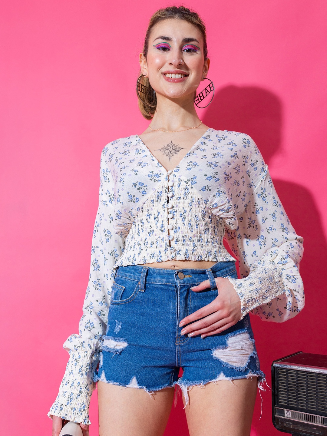 

Stylecast X Hersheinbox White & Blue Floral Printed V-Neck Regular Crop Top