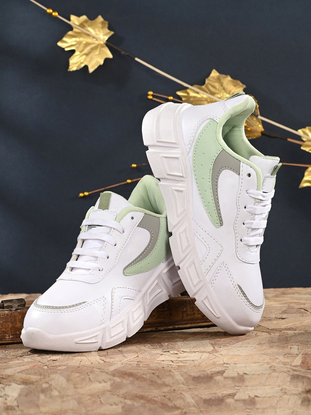 

The Roadster Lifestyle Co. Women Colourblocked Walking Sports Shoes, White