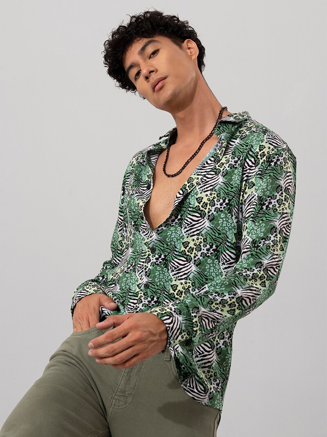 

Snitch Men Green Slim Fit Floral Opaque Printed Casual Shirt