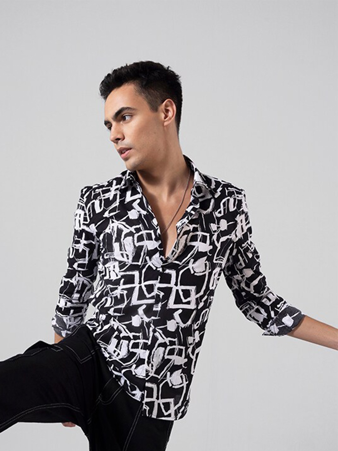 

Snitch Black And White Slim Fit Abstract Printed Casual Shirt