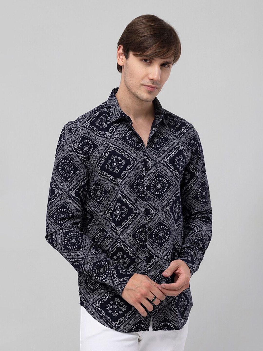 

Snitch Men Red Slim Fit Ethnic Motif Printed Casual Shirt, Navy blue